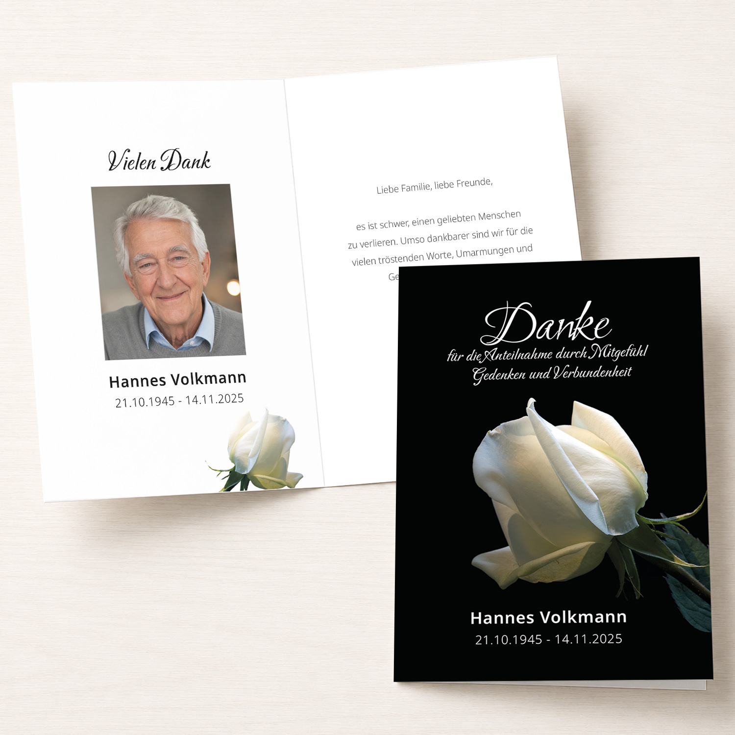 Personalisierbare Trauer Danksagung mit weißer Rose, Portraitfoto und schlichtem Design in Schwarz und Weiß.