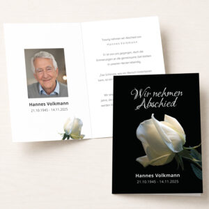 Personalisierbare Trauerkarte mit weißer Rose, Portraitfoto und schlichtem Design in Schwarz und Weiß.