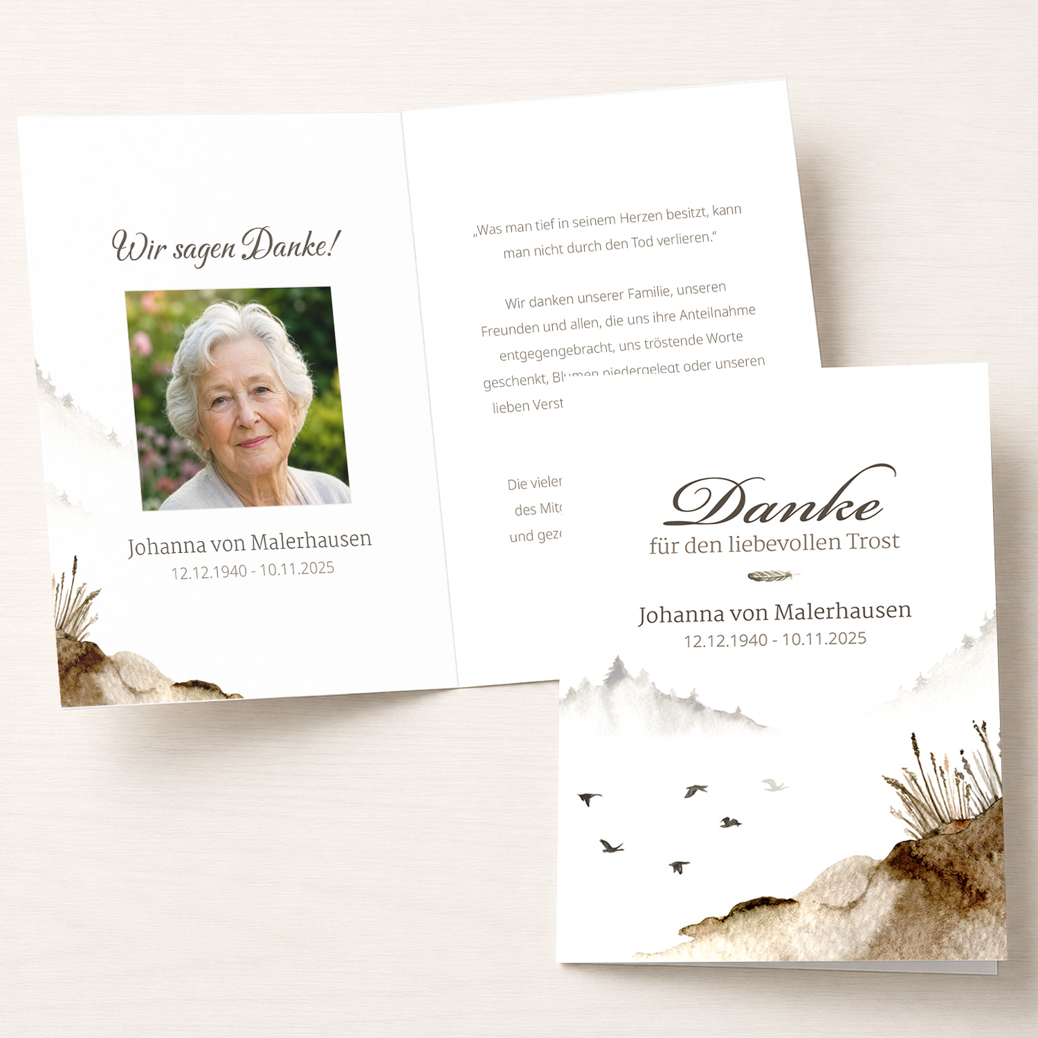 Personalisierbare Trauer Danksagung mit Portraitfoto und Landschaftsmotiv in Aquarelloptik.