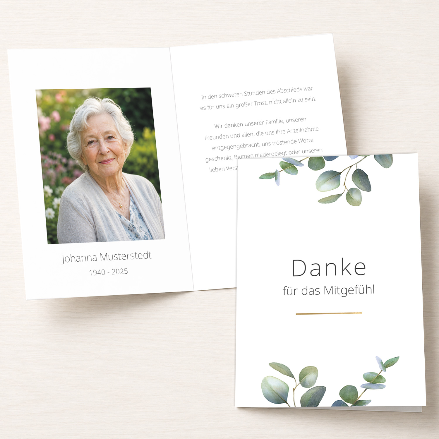Personalisierbare Trauer Danksagung mit Portraitfoto und zarten Eukalyptuszweigen.
