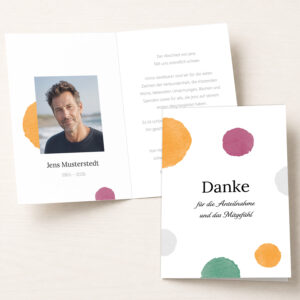 Personalisierbare Trauer Danksagung mit Portraitfoto und modernem Aquarell-Design in warmen Farbtönen.