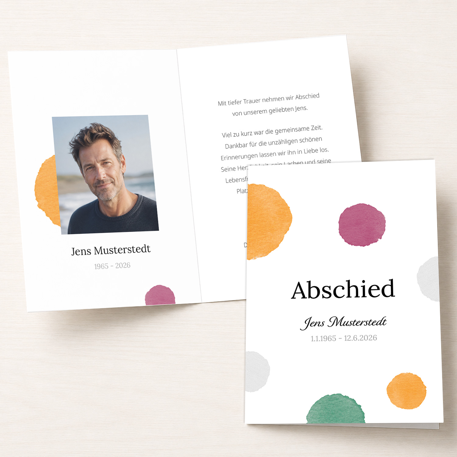 Personalisierbare Trauerkarte mit Portraitfoto und modernem Aquarell-Design in warmen Farbtönen.