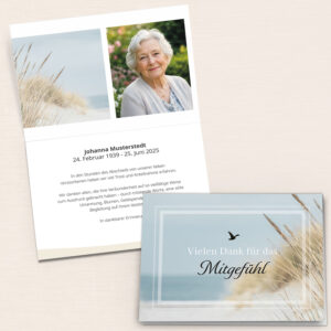 Personalisierbare Trauer Danksagung mit Strandmotiv, Portraitfoto und maritimen Designelementen.