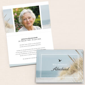 Personalisierbare Trauerkarte mit Strandmotiv, Portraitfoto und maritimen Designelementen.