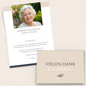 Personalisierbare Trauer Danksagung mit Portraitfoto, Feder-Motiv und modernem Farbdesign in Beige und Dunkelblau.