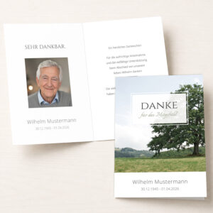 Personalisierbare Trauer Danksagung mit Eichenmotiv, Portraitfoto und natürlicher Landschaft.