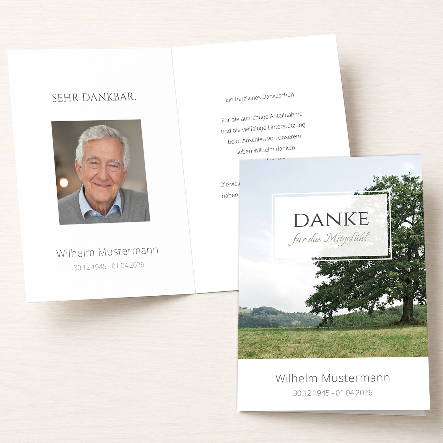 Personalisierbare Trauer Danksagung mit Eichenmotiv, Portraitfoto und natürlicher Landschaft.