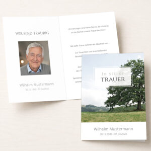 Personalisierbare Trauerkarte mit Eichenmotiv, Portraitfoto und natürlicher Landschaft.