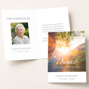 Personalisierbare Trauer Danksagung mit Baum, Flusslandschaft und Portraitfoto.