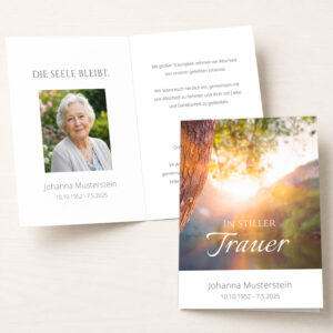 Personalisierbare Trauerkarte mit Baum, Flusslandschaft und Portraitfoto.