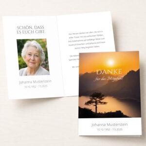 Personalisierbare Trauer Danksagung mit Sonnenuntergang am See, Baum und Portraitfoto.