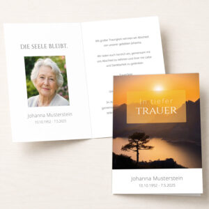 Personalisierbare Trauerkarte mit Sonnenuntergang am See, Baum und Portraitfoto.