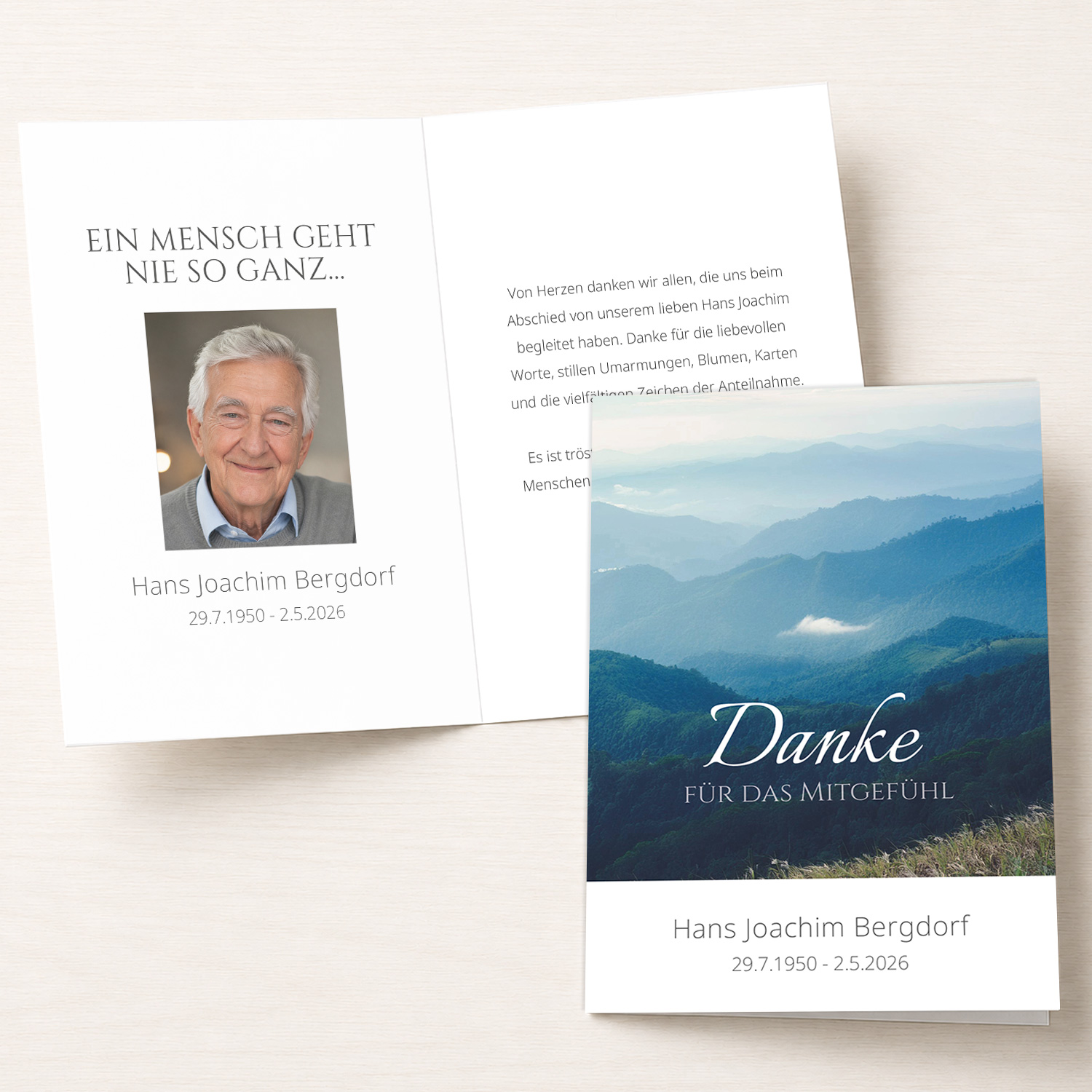Personalisierbare Trauer Danksagung mit Berglandschaft, Portraitfoto und Naturmotiv.