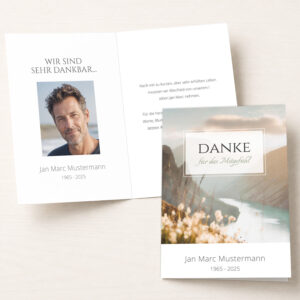Personalisierbare Trauer Danksagung mit Bergsee, Naturmotiv und Portraitfoto.