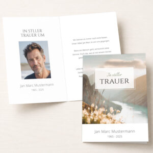 Personalisierbare Trauerkarte mit Bergsee, Naturmotiv und Portraitfoto.