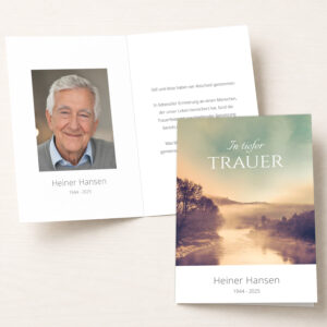 Personalisierbare Trauerkarte mit Flusslandschaft, Portraitfoto und sanften Naturfarben.