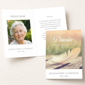 Personalisierbare Trauer Danksagung mit Feder, Portraitfoto und warmer Farbgestaltung als Klappkarte.