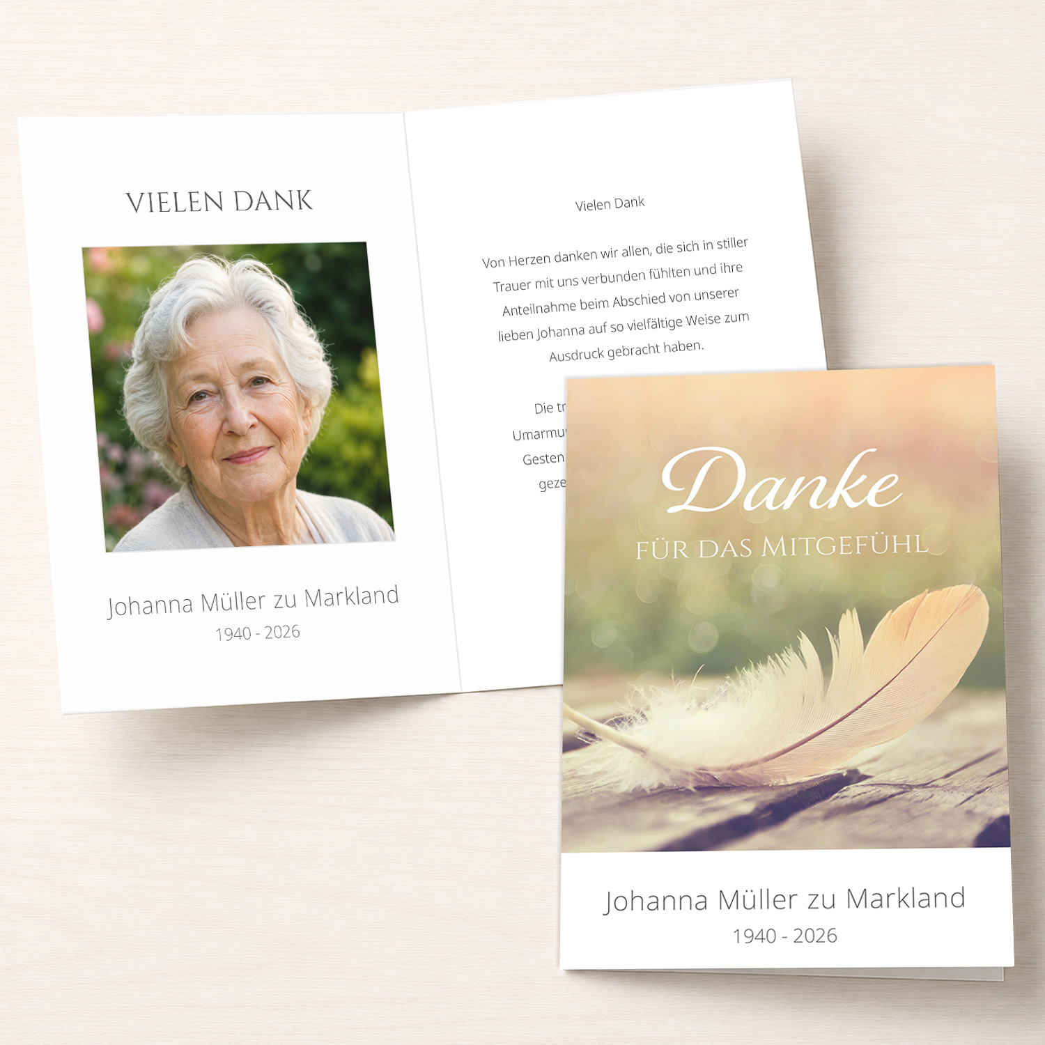 Personalisierbare Trauer Danksagung mit Feder, Portraitfoto und warmer Farbgestaltung als Klappkarte.