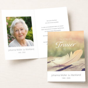 Personalisierbare Trauerkarte mit goldener Feder, Portraitfoto und warmer Farbgestaltung als Klappkarte.