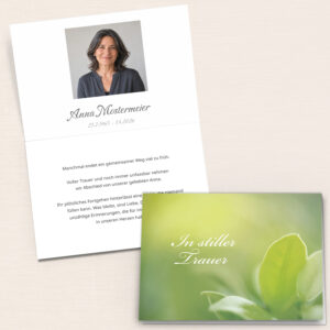 Personalisierbare Trauerkarte mit grünen Blättern und Portraitfoto als Klappkarte