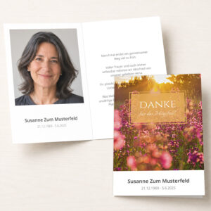 Personalisierbare Trauer Danksagung mit Blumenwiese im Abendlicht und Portraitfoto als Klappkarte