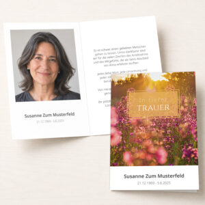 Personalisierbare Trauerkarte mit Blumenwiese im Abendlicht und Portraitfoto als Klappkarte