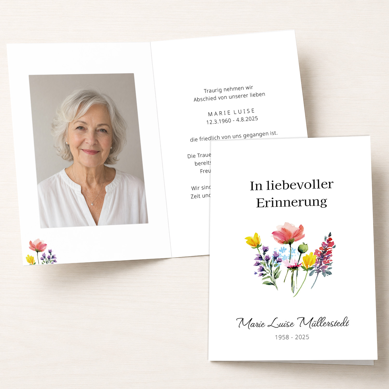 Personalisierbare Trauerkarte mit buntem Wildblumenstrauß und Portraitfoto als Klappkarte