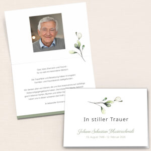 Personalisierbare Trauerkarte mit grünem Zweig und Portraitfoto als Klappkarte