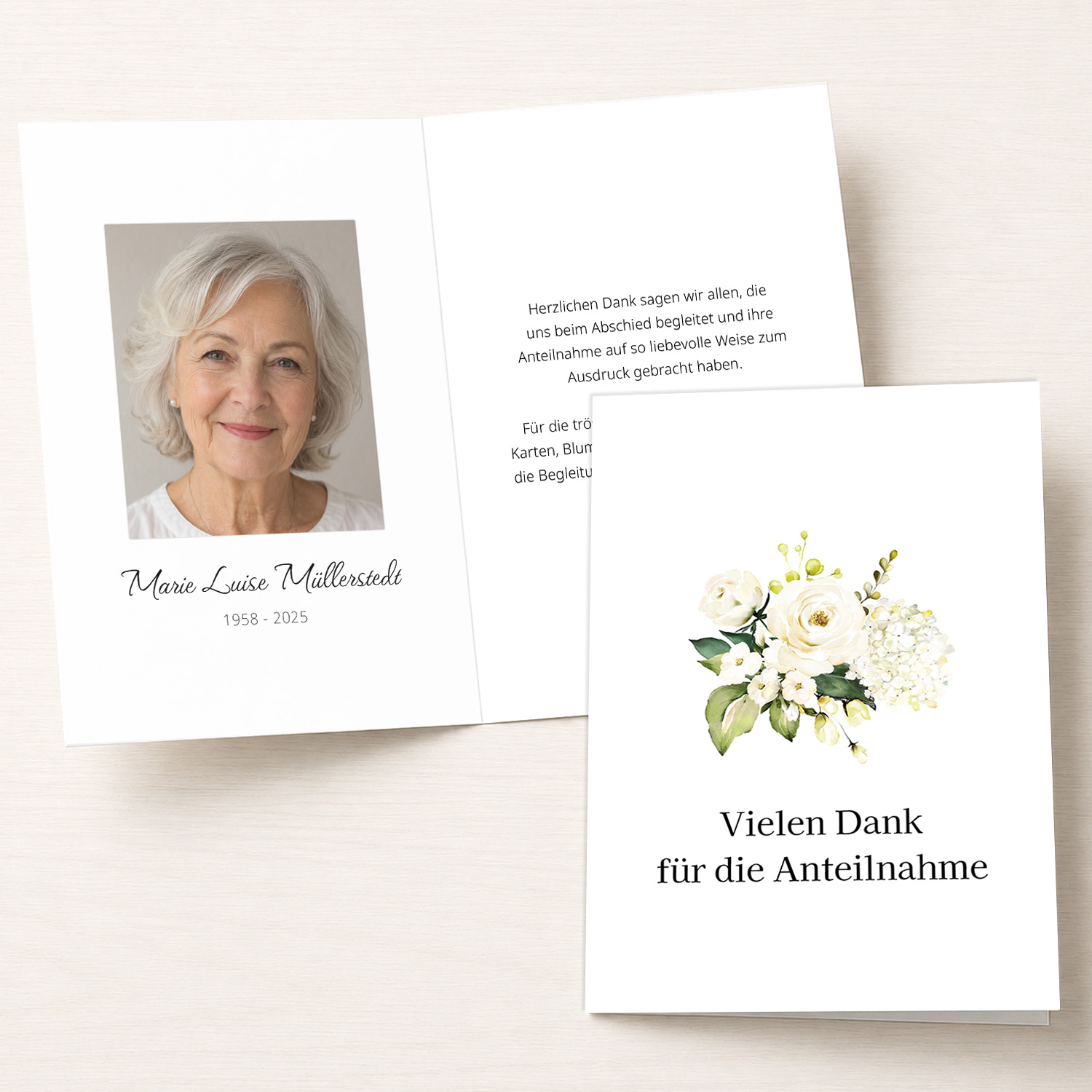 Personalisierbare Trauer Danksagung mit weißem Blumenstrauß als Klappkarte
