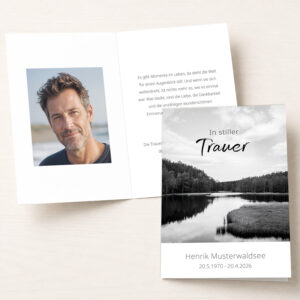 Produktfoto der personalisierbaren Trauer Danksagung „Waldsee“. Das Motiv mit einem ruhigen Waldsee vermittelt Frieden, Verbundenheit und die Stille der Natur und verleiht der Danksagungskarte eine würdevolle Ausstrahlung. Die Karte eignet sich für einen persönlichen Dank nach der Trauerfeier oder Beerdigung und kann mit eigenen Fotos, persönlichen Texten und individuellen Daten personalisiert werden.
