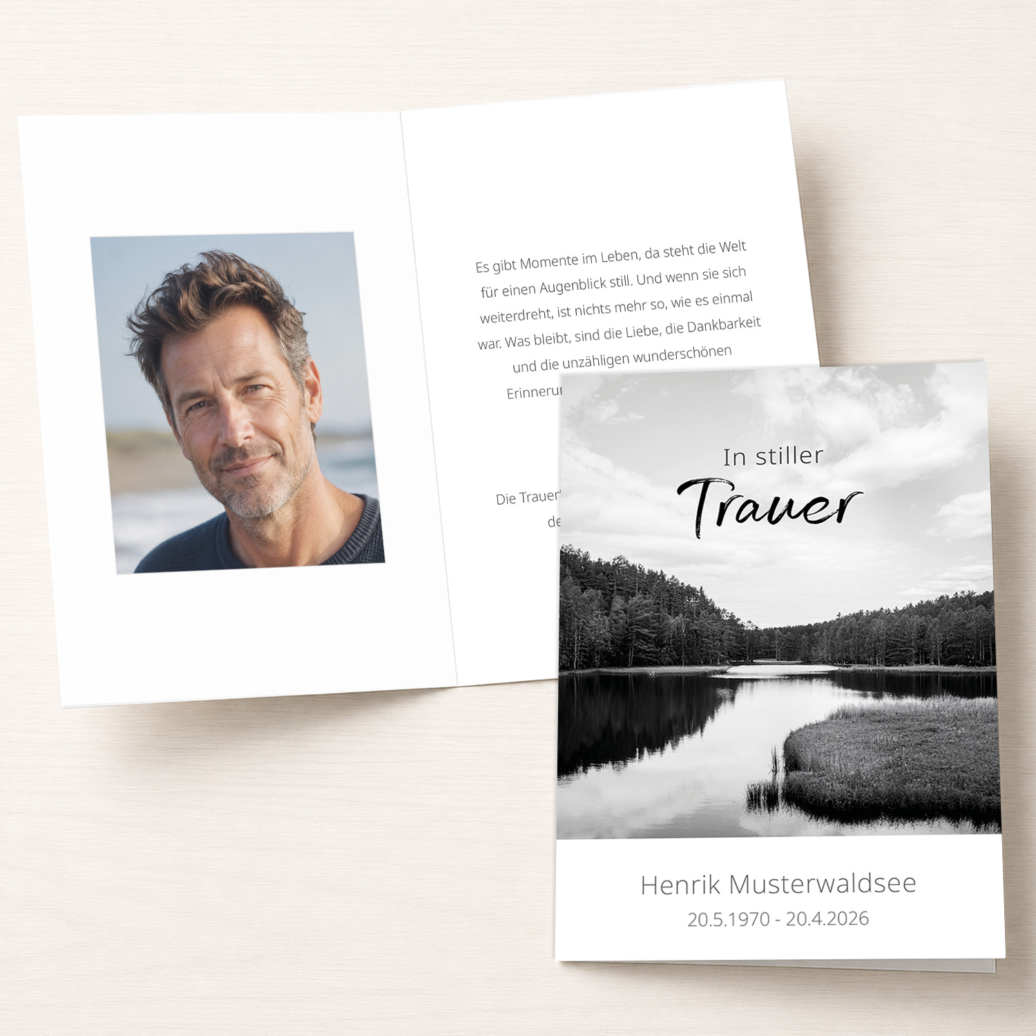 Produktfoto der personalisierbaren Trauer Danksagung „Waldsee“. Das Motiv mit einem ruhigen Waldsee vermittelt Frieden, Verbundenheit und die Stille der Natur und verleiht der Danksagungskarte eine würdevolle Ausstrahlung. Die Karte eignet sich für einen persönlichen Dank nach der Trauerfeier oder Beerdigung und kann mit eigenen Fotos, persönlichen Texten und individuellen Daten personalisiert werden.