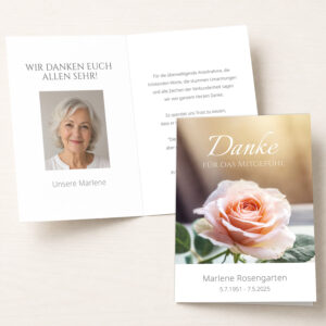 Produktfoto der personalisierbaren Trauerkarte „Rose“. Das Motiv mit einer zarten Rose steht für Liebe, Wertschätzung und liebevolle Erinnerung und verleiht der Trauerkarte eine würdevolle und zeitlose Ausstrahlung. Die Karte eignet sich, um Familie, Freunde und Bekannte über einen Todesfall zu informieren sowie zur Beerdigung, Trauerfeier oder Beisetzung einzuladen. Sie kann mit eigenen Fotos, persönlichen Texten und individuellen Daten personalisiert werden.