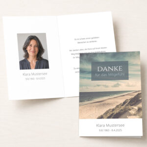 Personalisierbare Trauer Danksagung mit Strand, Dünen und Meer als Klappkarte