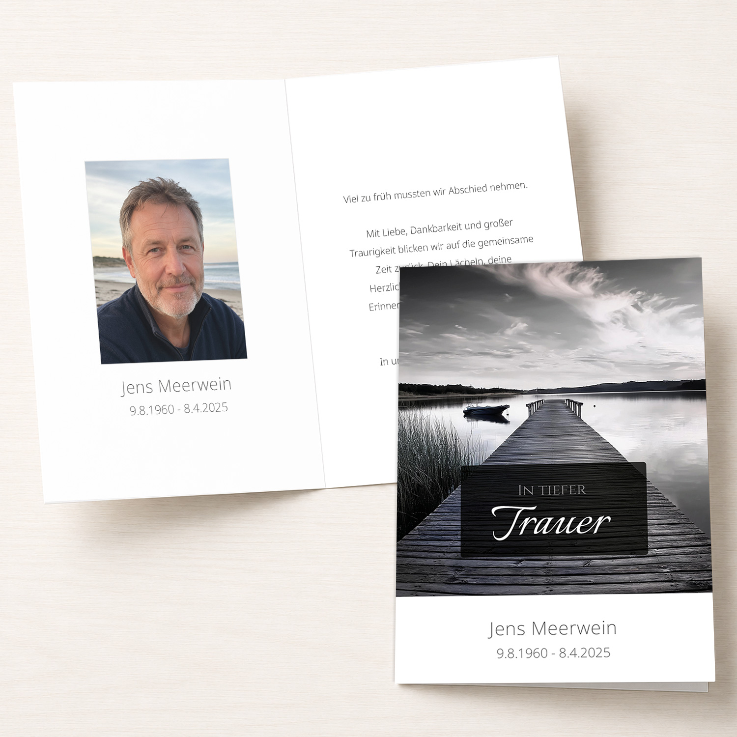 Personalisierbare Trauerkarte mit Steg am See und Boot als Klappkarte