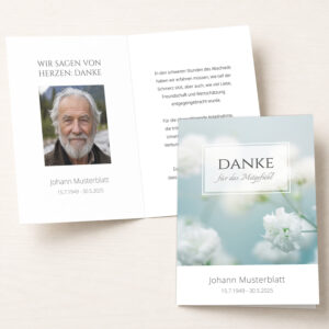 Personalisierbare Trauer Danksagung mit weißen Blüten als Klappkarte