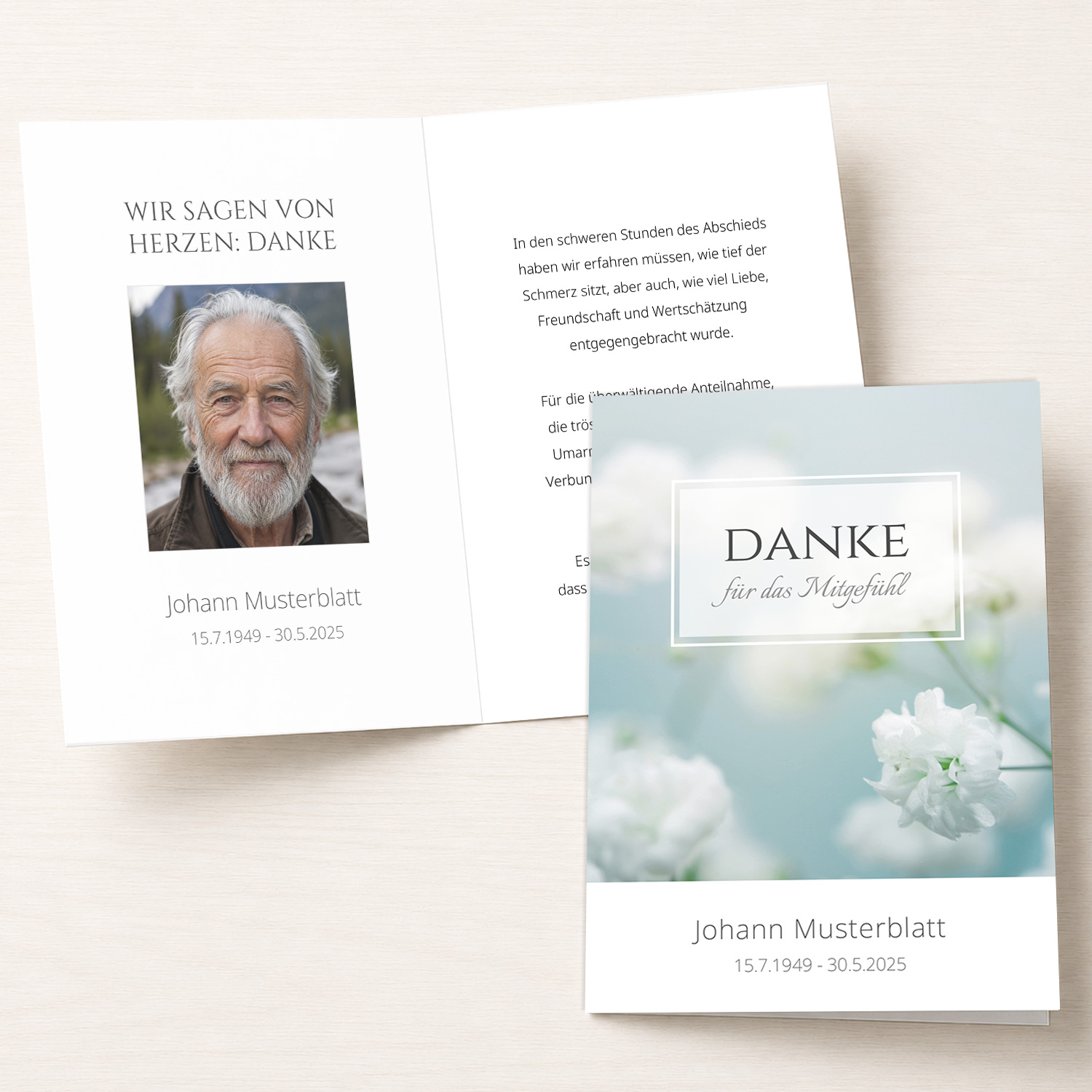 Personalisierbare Trauer Danksagung mit weißen Blüten als Klappkarte